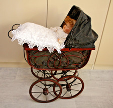Nostalgischer Puppenwagen, exquisite Deko im Antik-Look inkl. Puppe & Wäsche