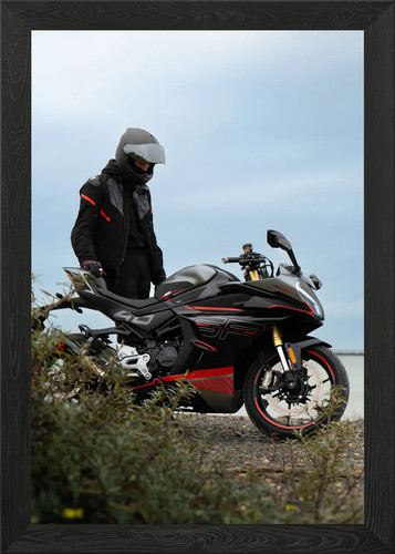 Motorrad mit fahrer auf see - mit,