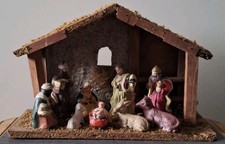 Alte Weihnachts-Krippe aus Holz mit  9 Figuren Volkskunst aus dem Erzgebirge