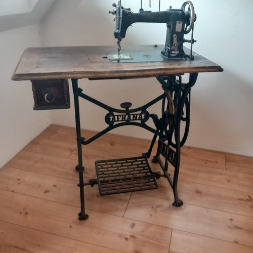 Alte nähmaschine mit tisch - alte,
