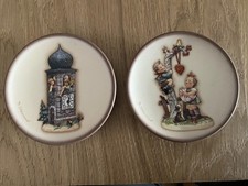M. I. Hummel 2 Porzellanteller "Glockenturm" + "Ein Herz für Dich" Hum 888 + 898