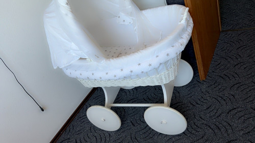 Stubenwagen baby auf rollen - auf,