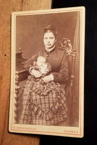Sitzende frau mit - sitzende, hat