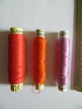 drei Rollen Nähgarn Farben: rot 100/3, orange 50, lila 52 (Seide)