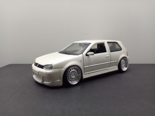 Maisto volkswagen golf 4 - 1:24,