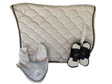 Weißes Turnierset (Schabracke, Gamaschen, Fliegenhaube)