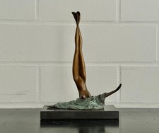 Abstrakte Bronzefigur Frau –