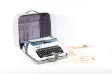 alte Schreibmaschine vintage Reiseschreibmaschine im Koffer Erika Typ 32 