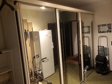 Kleiderschrank groß, dreitürig, Schiebetür mit Spiegel weiß