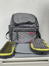 Skip Hop Forma Wickelrucksack, Grau, Inkl. Wickeltasche und Wickelauflage
