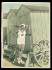 Frau im Badeanzug neben