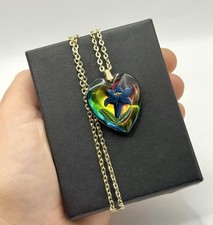 Herzanhänger mit Blume – bunte Kette, Glasdesign, goldfarbene Kette