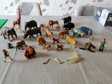 23 verschiedene Schleich Tiere, 2 Figuren und ein kleines Skelett