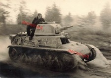 Soldaten am franz. Beute Panzer Hotchkiss 39 bei Salla Lappland Finnland