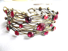 Konplott Armreif  CAGES rote Steine Messing Fassung