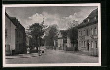 Zöblitz /Erzgeb., Bahnhofstraße mit Passanten, Ansichtskarte 
