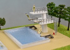 Sprungturm mit Wasserbecken