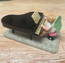 Wendt und Kühn Engel sitzend