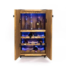 Beleuchtetes Weinregal in Form