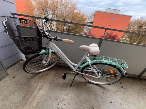 Weißes fahrrad mit - weißes,