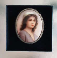Brosche Antik Portrait vermutlich Porzellan 5cm hoch und 4cm breit