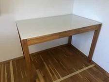 Holzesstisch mit Glasplatte