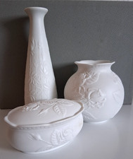 Bezaubernde Vasen mit Rosenmotiven  + passende Deckeldose aus Porzellan