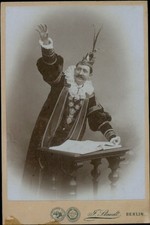 Foto Berlin, Mann in Kostüm