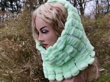 Kuschelweicher, warmer Pompon-Loop in weiß-grün aus Markenwolle - Handarbeit