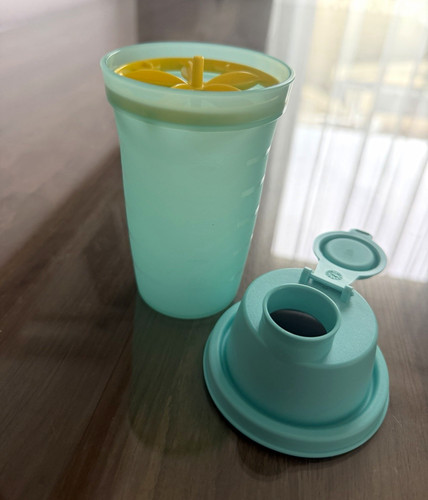 Tupperware shake shaker - tupperware,