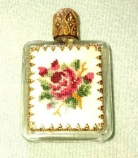 Antiker Parfum Flacon m. Petit Point Stickerei, Fassung goldfarben, unecht