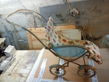 Nostalgischer alter Puppenwagen Kutsche vintage 