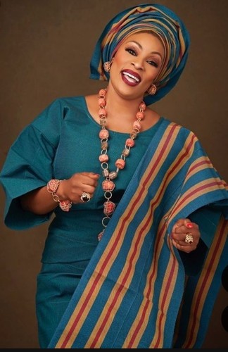 Elegantes yoruba aso oke - aso,