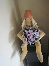 Kantenhocker Holzfigur groß mit Blumenstrauß (künstlich)