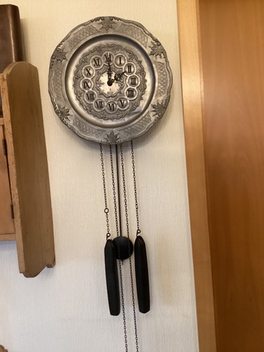 Wanduhr aus zinn mit pendel - wanduhr,