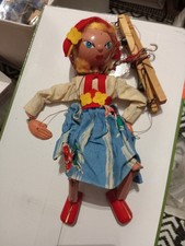 Pelham Puppets - Tiroler Mädchen roter Hut... blau rot weiß grüner Rock..