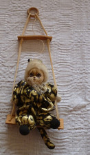 Clown / Harlekin auf Schaukel