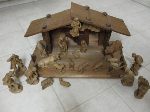 Weihnachtskrippe aus holz - aus,