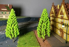 10 hellgrüne Tannen