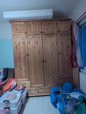 Kleiderschrank aus Massivholz