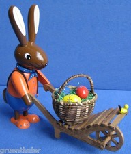 Osterhase Hase mit Schubkarre