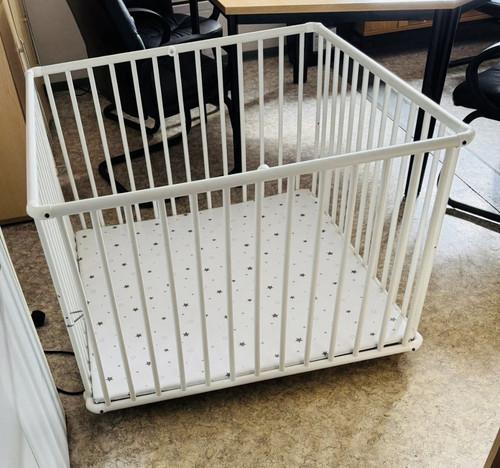 Weißes baby laufgitter aus - weißes, baby-laufgitter
