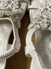 2 Sandalen mit Keilabsatz