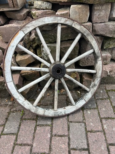 Altes wagenrad holzspeichenrad - altes,