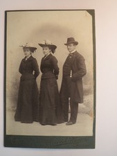 Gnesen - 2 stehende Mädchen - junge Frauen & Mann mit Hut - Kulisse / KAB