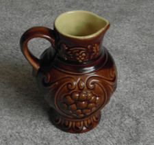 Tonkrug glasiert, braun, Trauben-Motiv, ca 15cm. hoch