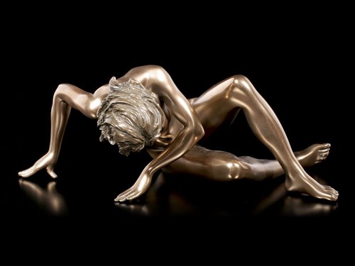 Weibliche akt figur am boden - figur,