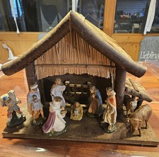 Weichnachtskrippe mit alten Gipsfiguren.