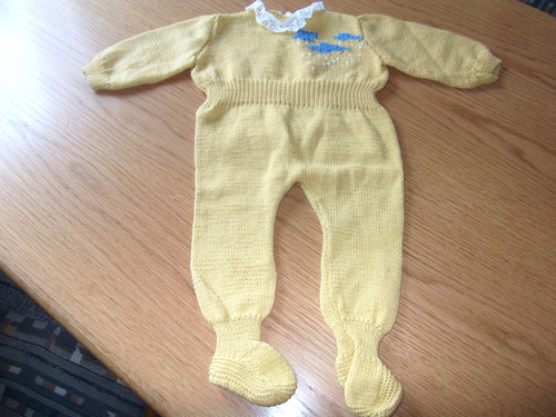 Gestrickter baby overall für - gestrickter, baby-overall