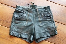 Schöne gute kurze Pfadilederhose aus dunkelgrünem Vollrind ~ D38/H46/ 3xOPTI
